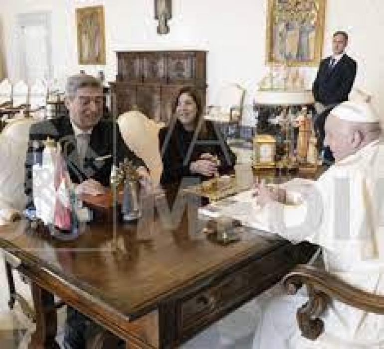 Rosatti con el Papa Francisco y referencias