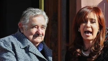 Pepe Mujica a la "vieja" Cristina Kirchner: "¡Cómo le cuesta largar el pastel!"